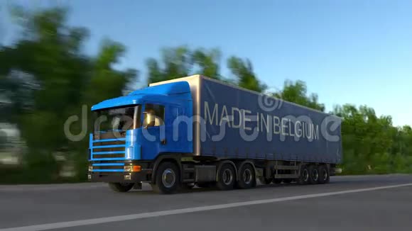 加速货运半卡车在拖车上加上中间的标题公路货物运输无缝回路4K视频的预览图