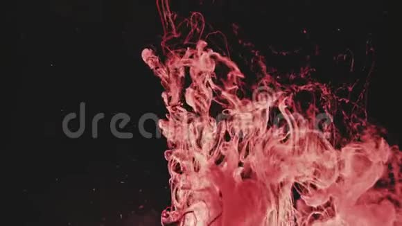 水中流动的抽象红色墨水颜色视频的预览图