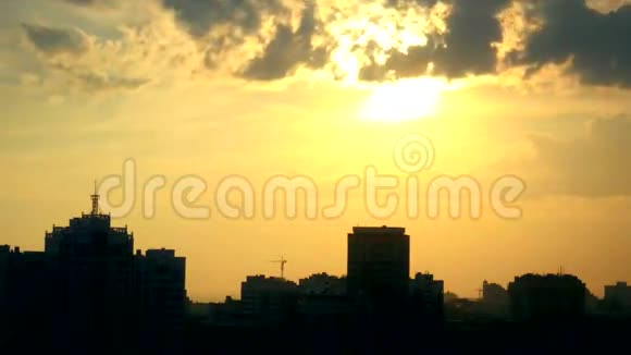 美丽的天空和太阳背景下城市上空日落的时间流逝视频的预览图