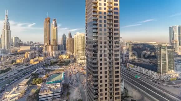 美丽的天际线迪拜市中心和商务湾与现代建筑在日落视频的预览图