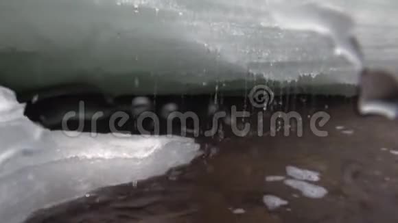 在俄罗斯西伯利亚的Temnik山河的摄像机上滴水视频的预览图