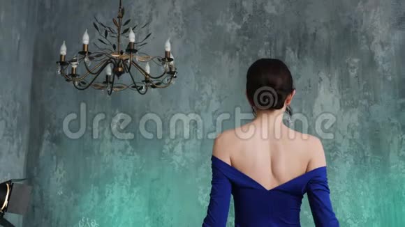 时尚性感的年轻女孩模特穿着蓝色长裙视频的预览图
