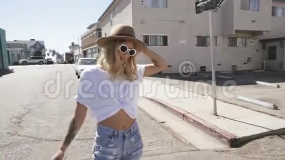 幸福的年轻女子走在街上视频的预览图
