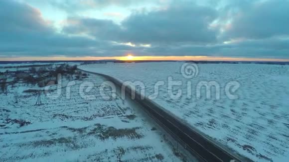 在冬季道路上行驶的汽车的鸟瞰图视频的预览图