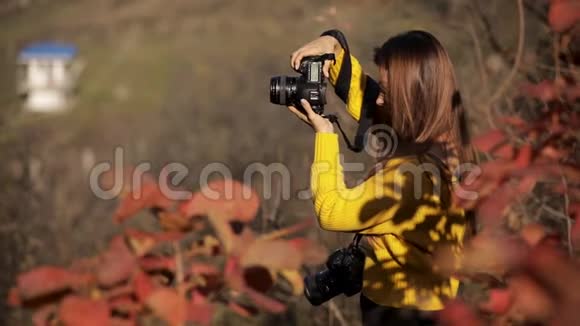 女摄影师用相机拍照视频的预览图