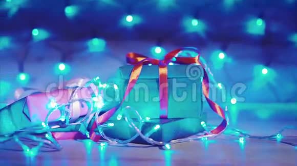 圣诞礼物和新年礼物都是蓝色的闪光花环视频的预览图