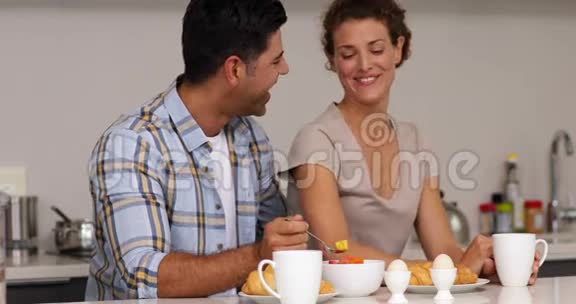 情侣聊天一起吃早餐视频的预览图