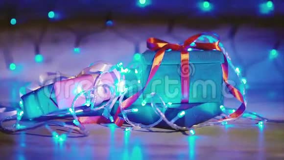 以蓝色花环为背景的圣诞和新年礼物视频的预览图