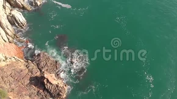 西班牙帕拉莫斯附近科斯塔布拉瓦海岸的空中景观镜头视频的预览图