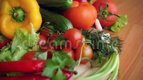 新鲜蔬菜和蔬菜的缓慢收获视频的预览图