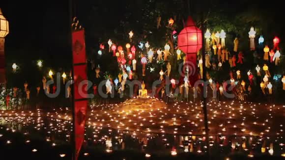 和尚点燃蜡烛在泰国清迈寺祈福视频的预览图