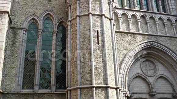 比利时布鲁日圣母教堂的哥特式建筑和高大的钟楼视频的预览图