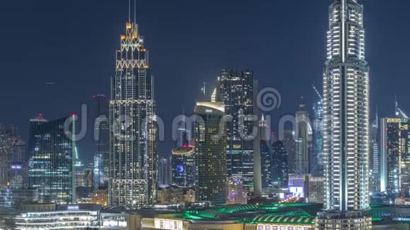 航空夜间城市景观与照明建筑迪拜市中心时间推移阿拉伯联合酋长国视频的预览图