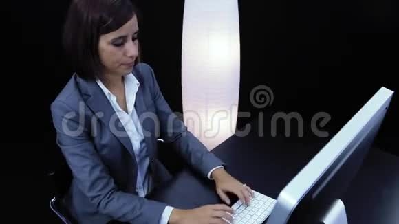 女人在电脑前工作并出示卡片视频的预览图