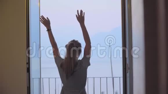 快乐的女人举起手跳舞视频的预览图
