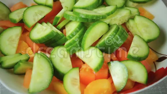 新鲜的番茄沙拉和青黄瓜视频的预览图