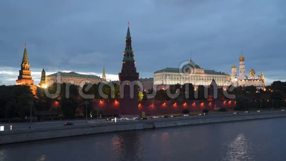 晚上莫斯科克里姆林宫附近的银行视频的预览图