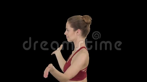 年轻女子练习瑜伽阿尔法频道视频的预览图