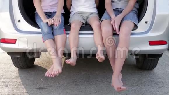 快乐的孩子在白天坐在车里视频的预览图
