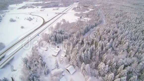 冬天白色城市的鸟瞰图视频的预览图