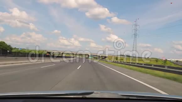 在高速公路上行驶视频的预览图