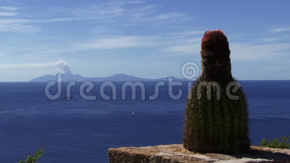 安提瓜加勒比海火山在远处喷发视频的预览图