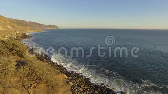 海浪拍打着悬崖上的海岸岩石视频的预览图