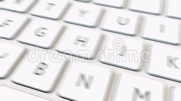 白色电脑键盘和橙色付费键的多利镜头概念4K剪辑视频的预览图