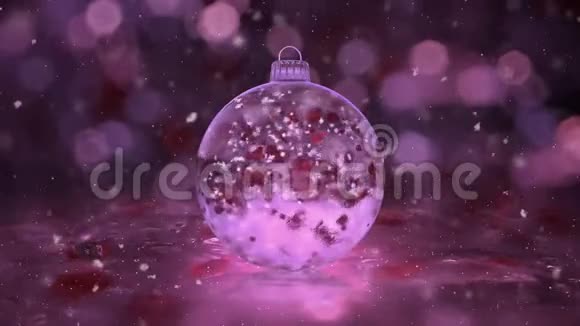 圣诞节旋转的粉红色冰玻片雪红花瓣背景环视频的预览图