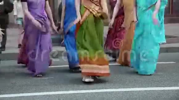 穿着印度教传统服装跳舞唱歌的女人视频的预览图