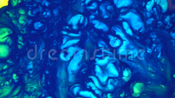 4K镜头墨水在水里蓝色墨水在水中反应创造抽象的背景视频的预览图