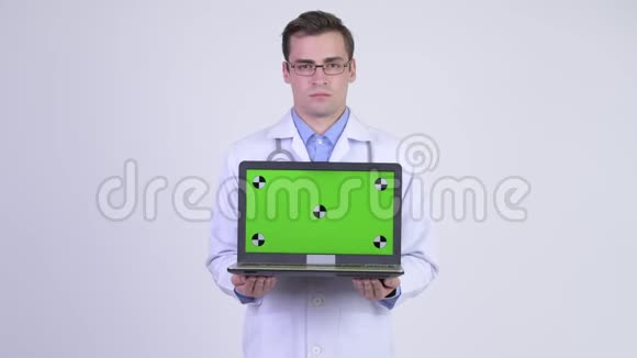 年轻快乐的帅哥医生带着笔记本电脑视频的预览图