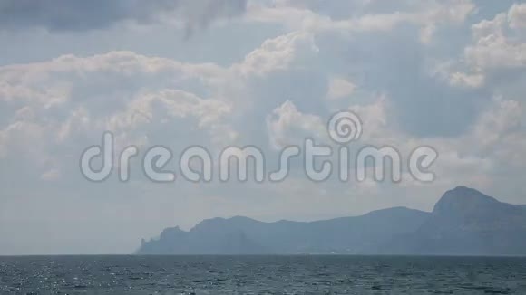 云彩飘过大海和群山视频的预览图