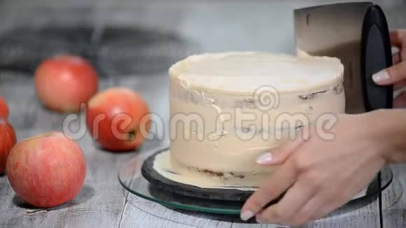厨师用奶油装饰一个美味的蛋糕做焦糖苹果蛋糕视频的预览图