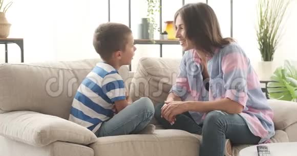 快乐的母子在家沙发上聊天视频的预览图