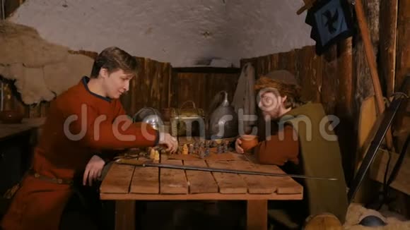 两个男人在玩流行的策略棋盘游戏视频的预览图