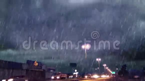 路上大雨和灯泡视频的预览图