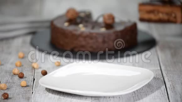 一块带糖霜的巧克力蛋糕视频的预览图
