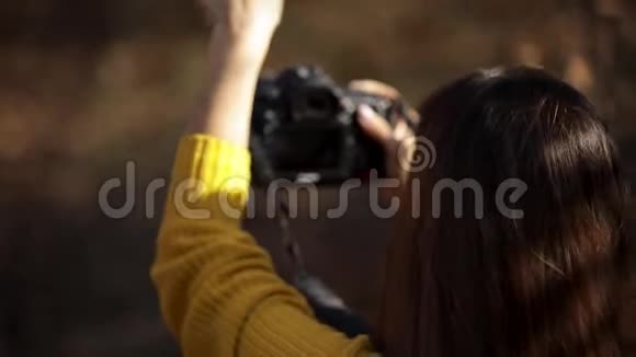 女摄影师用相机拍照视频的预览图