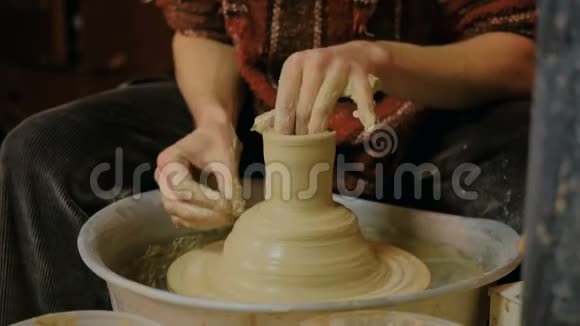 生产陶瓷的专业男性陶工视频的预览图