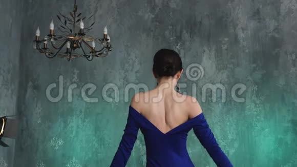 时尚性感的年轻女孩模特穿着蓝色长裙视频的预览图