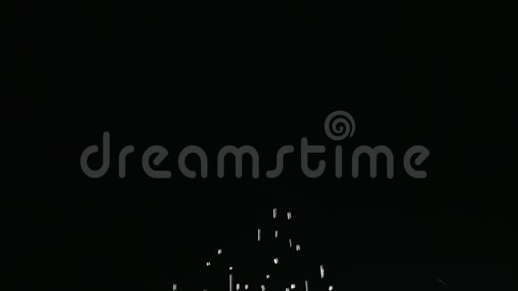 在黑色背景下的低音炮上跳水视频的预览图