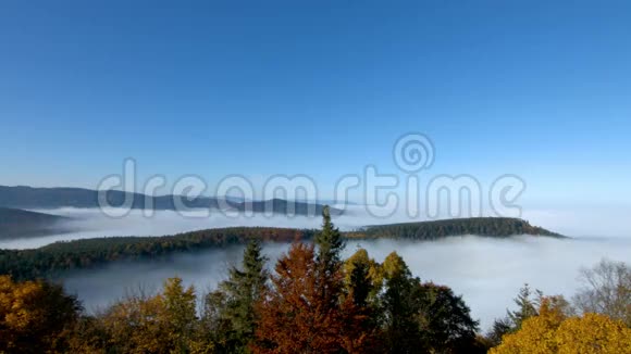 镜头下的雾海运动在阿尔萨斯上空阴得很厉害从山顶俯瞰全景视频的预览图