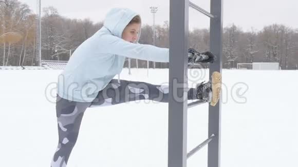 在户外冬季做健身运动的年轻女孩视频的预览图