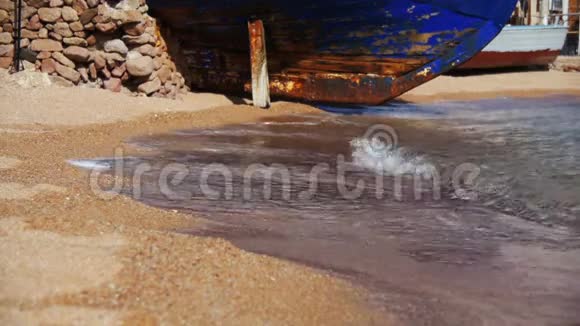 埃及海岸线上的红海沙滩和海浪视频的预览图