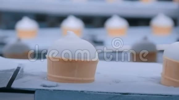 冰淇淋自动生产线冰淇淋锥输送带视频的预览图