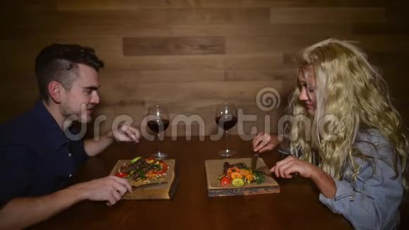 年轻可爱的夫妇坐在一起视频的预览图