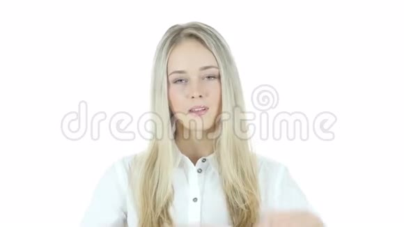 青年妇女亲手制作的心脏标志白色背景视频的预览图
