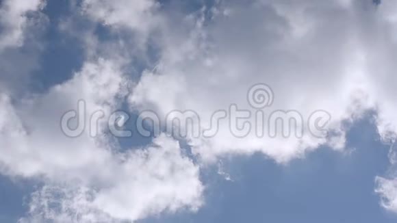 茫茫蓝天中白色蓬松的云朵视频的预览图