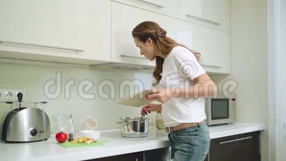 年轻女子在家厨房做饭视频的预览图